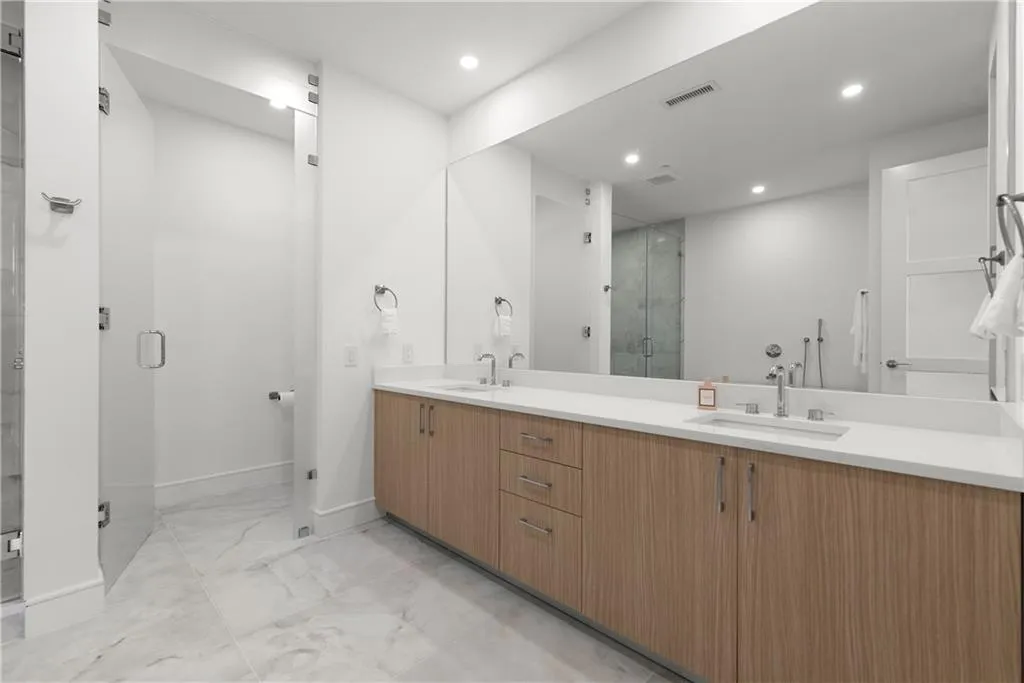 2425 Peachtree Road Ne Unit 902, Atlanta, Georgia 30305, 2 Bedrooms Bedrooms, ,3 BathroomsBathrooms,Residential,For Sale,2425 Peachtree Road Ne Unit 902,7666794