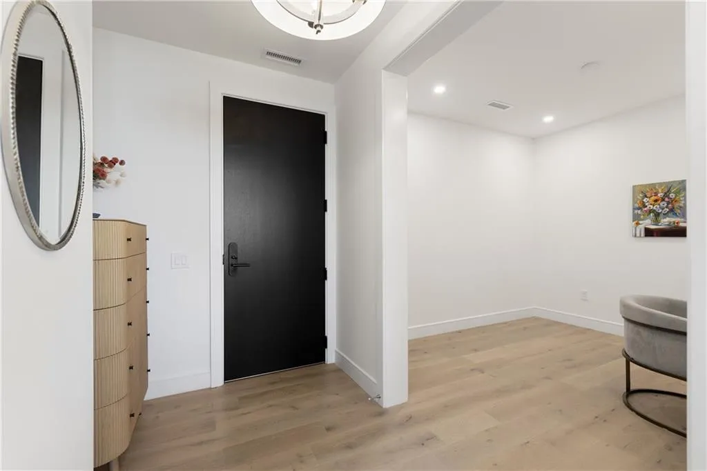 2425 Peachtree Road Ne Unit 902, Atlanta, Georgia 30305, 2 Bedrooms Bedrooms, ,3 BathroomsBathrooms,Residential,For Sale,2425 Peachtree Road Ne Unit 902,7666794