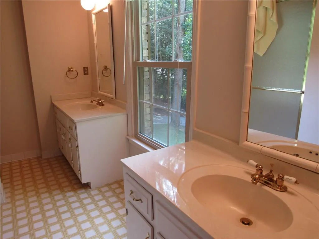 8025 River Circle, Sandy Springs, Georgia 30350, 4 Bedrooms Bedrooms, ,2 BathroomsBathrooms,Residential,Sold,8025 River Circle,5743619