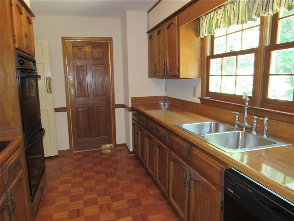 8025 River Circle, Sandy Springs, Georgia 30350, 4 Bedrooms Bedrooms, ,2 BathroomsBathrooms,Residential,Sold,8025 River Circle,5743619