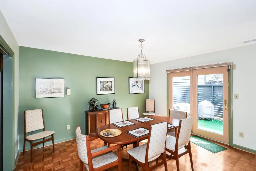 43 Forrest Place, Sandy Springs, Georgia 30328, 3 Bedrooms Bedrooms, ,2 BathroomsBathrooms,Residential,Sold,43 Forrest Place,6501989