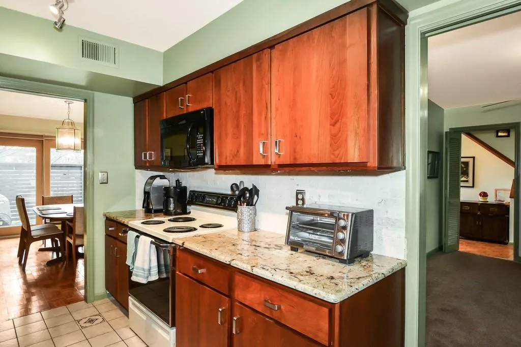 43 Forrest Place, Sandy Springs, Georgia 30328, 3 Bedrooms Bedrooms, ,2 BathroomsBathrooms,Residential,Sold,43 Forrest Place,6501989