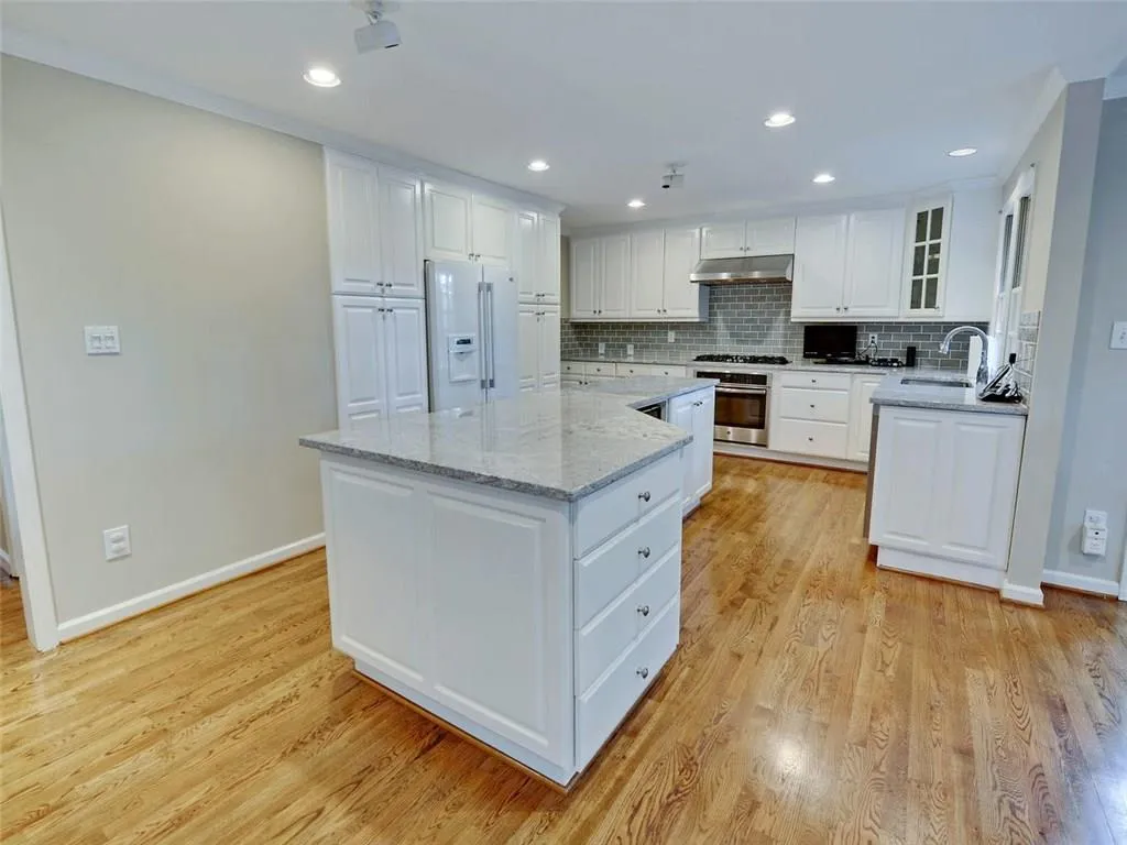 885 Edgewater Trail Nw, Sandy Springs, Georgia 30328, 3 Bedrooms Bedrooms, ,2 BathroomsBathrooms,Residential,Sold,885 Edgewater Trail Nw,5728477