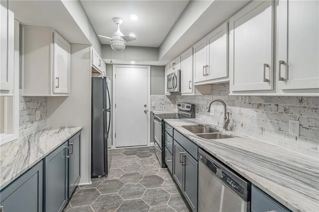 6851 Roswell Road Unit C10, Sandy Springs, Georgia 30328, 2 Bedrooms Bedrooms, ,2 BathroomsBathrooms,Residential,Sold,6851 Roswell Road Unit C10,7016849