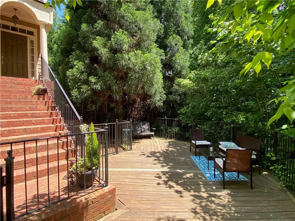 5441 Battery Lane Unit 23, Atlanta, Georgia 30342, 3 Bedrooms Bedrooms, ,2 BathroomsBathrooms,Residential,Sold,5441 Battery Lane Unit 23,6715075