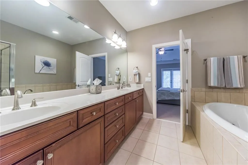 5441 Battery Lane Unit 23, Atlanta, Georgia 30342, 3 Bedrooms Bedrooms, ,2 BathroomsBathrooms,Residential,Sold,5441 Battery Lane Unit 23,6715075