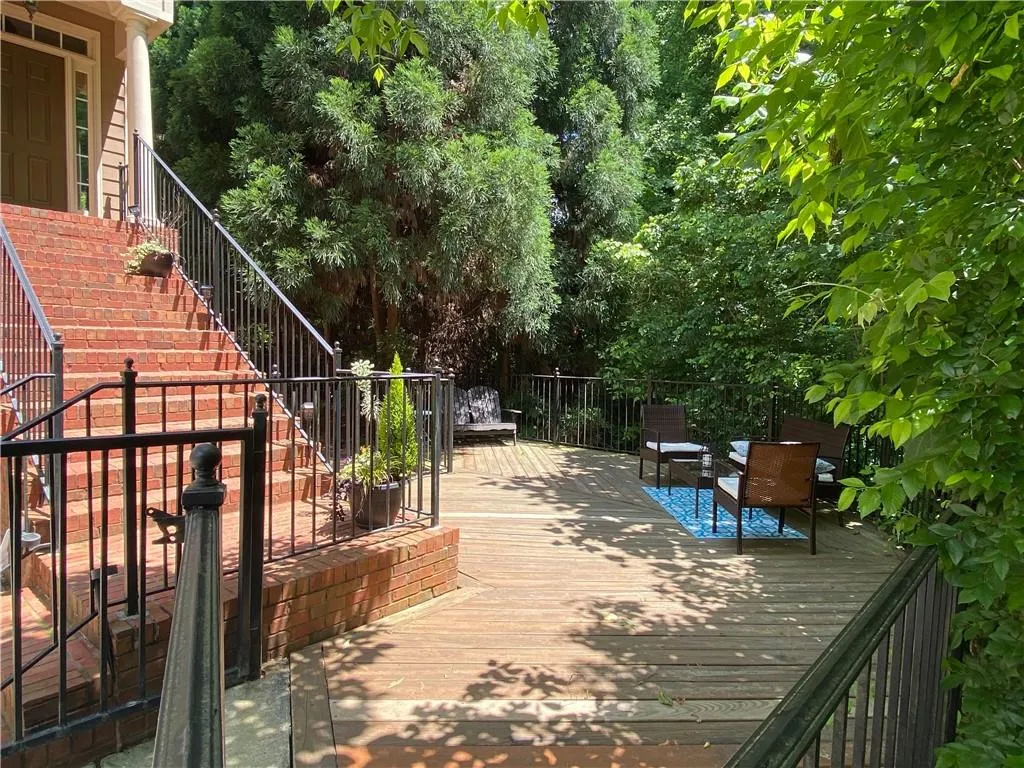 5441 Battery Lane Unit 23, Atlanta, Georgia 30342, 3 Bedrooms Bedrooms, ,2 BathroomsBathrooms,Residential,Sold,5441 Battery Lane Unit 23,6715075