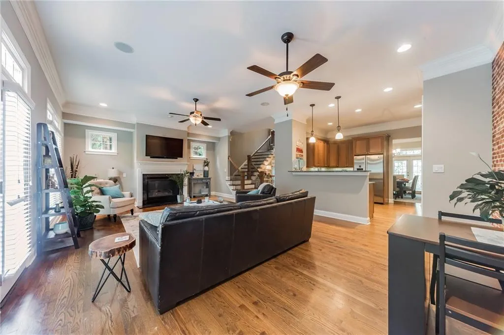 5441 Battery Lane Unit 23, Atlanta, Georgia 30342, 3 Bedrooms Bedrooms, ,2 BathroomsBathrooms,Residential,Sold,5441 Battery Lane Unit 23,6715075