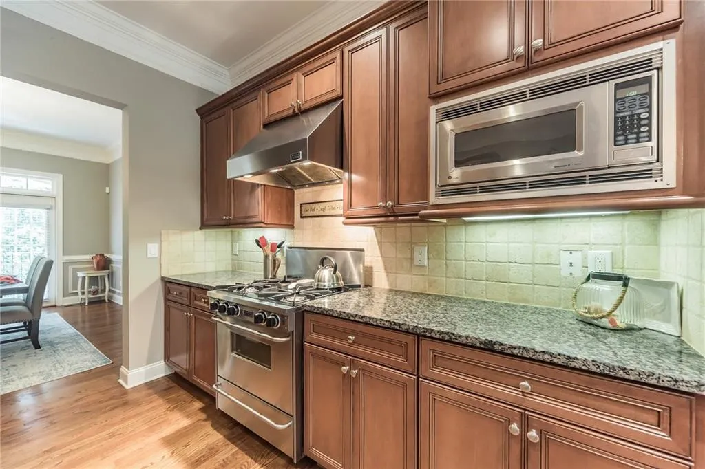 5441 Battery Lane Unit 23, Atlanta, Georgia 30342, 3 Bedrooms Bedrooms, ,2 BathroomsBathrooms,Residential,Sold,5441 Battery Lane Unit 23,6715075