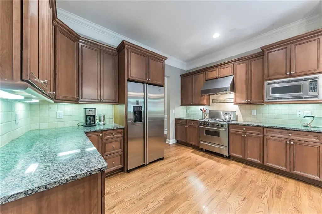 5441 Battery Lane Unit 23, Atlanta, Georgia 30342, 3 Bedrooms Bedrooms, ,2 BathroomsBathrooms,Residential,Sold,5441 Battery Lane Unit 23,6715075