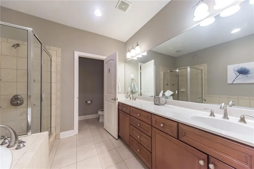 5441 Battery Lane Unit 23, Atlanta, Georgia 30342, 3 Bedrooms Bedrooms, ,2 BathroomsBathrooms,Residential,Sold,5441 Battery Lane Unit 23,6715075