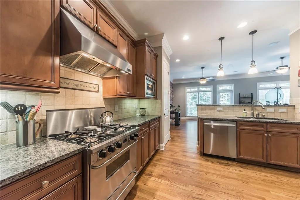 5441 Battery Lane Unit 23, Atlanta, Georgia 30342, 3 Bedrooms Bedrooms, ,2 BathroomsBathrooms,Residential,Sold,5441 Battery Lane Unit 23,6715075