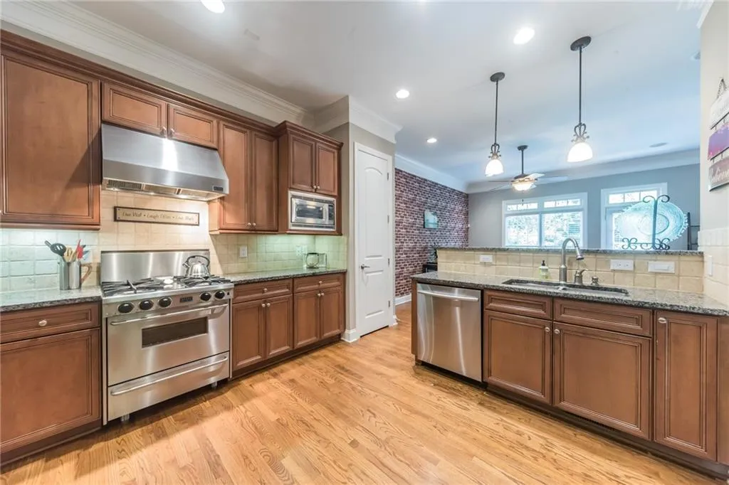 5441 Battery Lane Unit 23, Atlanta, Georgia 30342, 3 Bedrooms Bedrooms, ,2 BathroomsBathrooms,Residential,Sold,5441 Battery Lane Unit 23,6715075