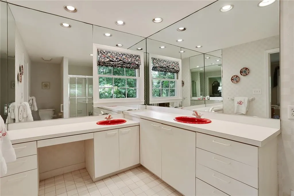 6360 Colewood Court, Sandy Springs, Georgia 30328, 3 Bedrooms Bedrooms, ,2 BathroomsBathrooms,Residential,Sold,6360 Colewood Court,5857394