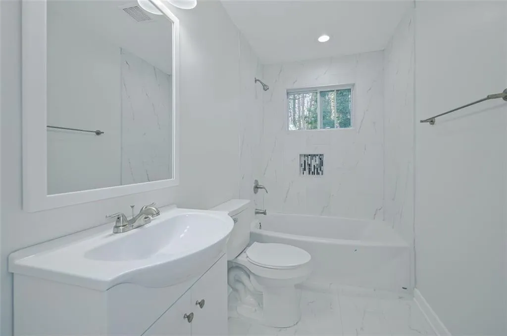 5643 Kingsport Drive, Atlanta, Georgia 30342, 2 Bedrooms Bedrooms, ,2 BathroomsBathrooms,Residential,Sold,5643 Kingsport Drive,7006095