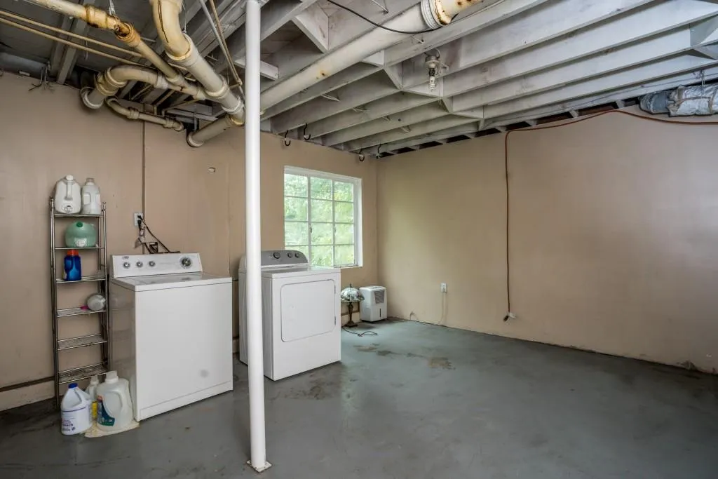 6885 Sunny Brook Lane, Atlanta, Georgia 30328, 4 Bedrooms Bedrooms, ,2 BathroomsBathrooms,Residential,Sold,6885 Sunny Brook Lane,6919046