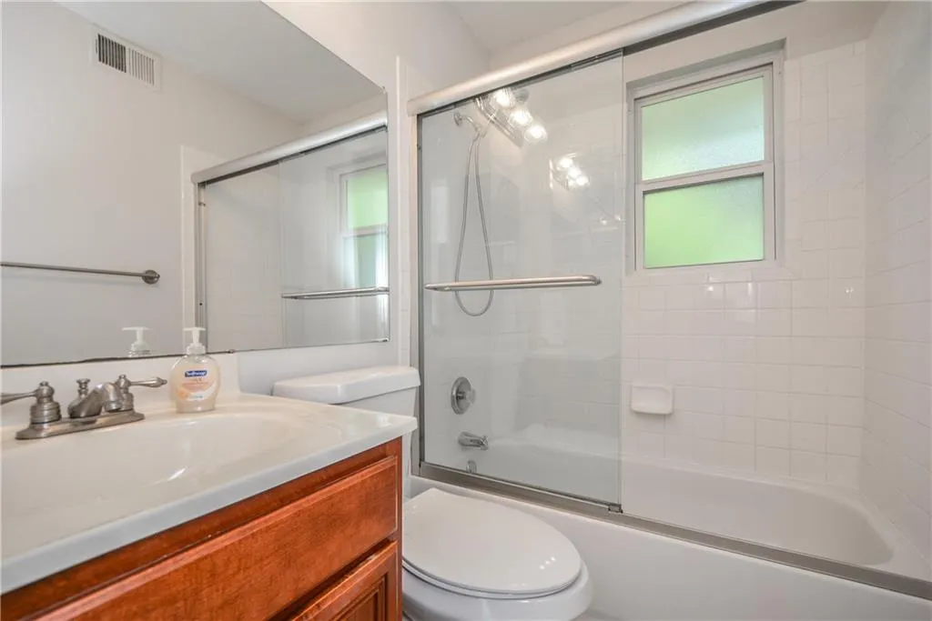 6940 Roswell Road Unit 15f, Sandy Springs, Georgia 30328, 2 Bedrooms Bedrooms, ,1 BathroomBathrooms,Residential,Sold,6940 Roswell Road Unit 15f,6588440