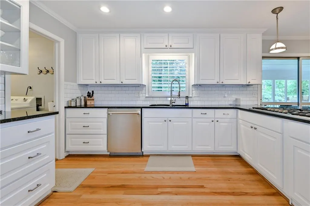 5975 Riverwood Drive, Atlanta, Georgia 30328, 5 Bedrooms Bedrooms, ,3 BathroomsBathrooms,Residential,Sold,5975 Riverwood Drive,6745634