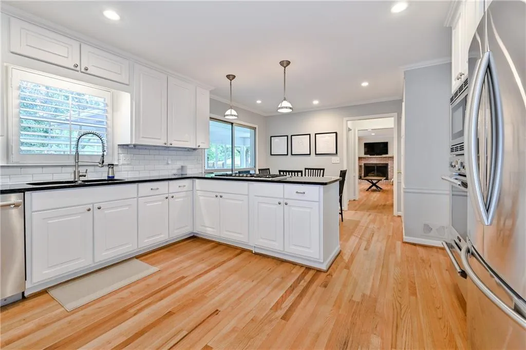 5975 Riverwood Drive, Atlanta, Georgia 30328, 5 Bedrooms Bedrooms, ,3 BathroomsBathrooms,Residential,Sold,5975 Riverwood Drive,6745634