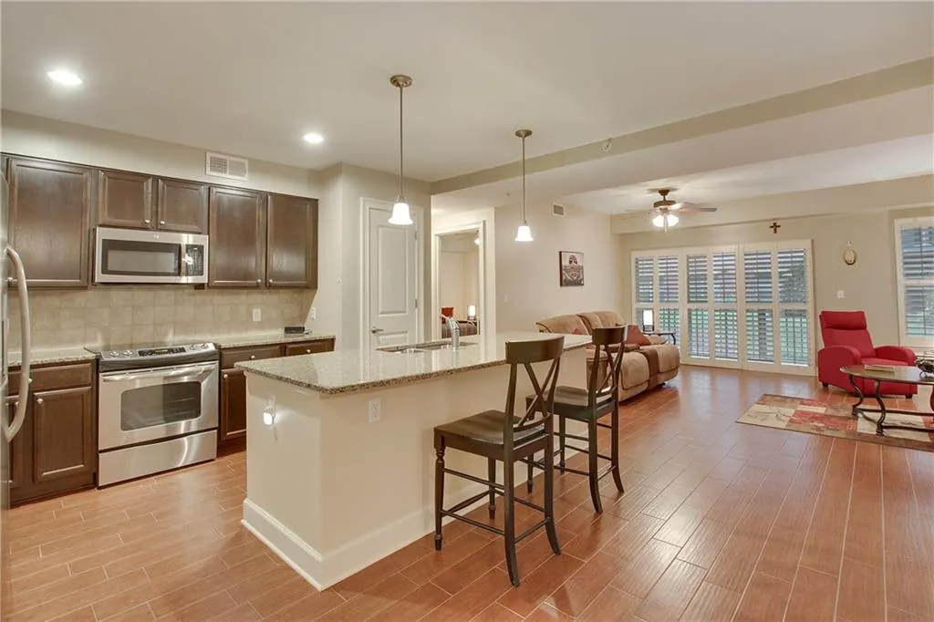 200 River Vista Drive Unit 111, Atlanta, Georgia 30339, 2 Bedrooms Bedrooms, ,2 BathroomsBathrooms,Residential,Sold,200 River Vista Drive Unit 111,6792225