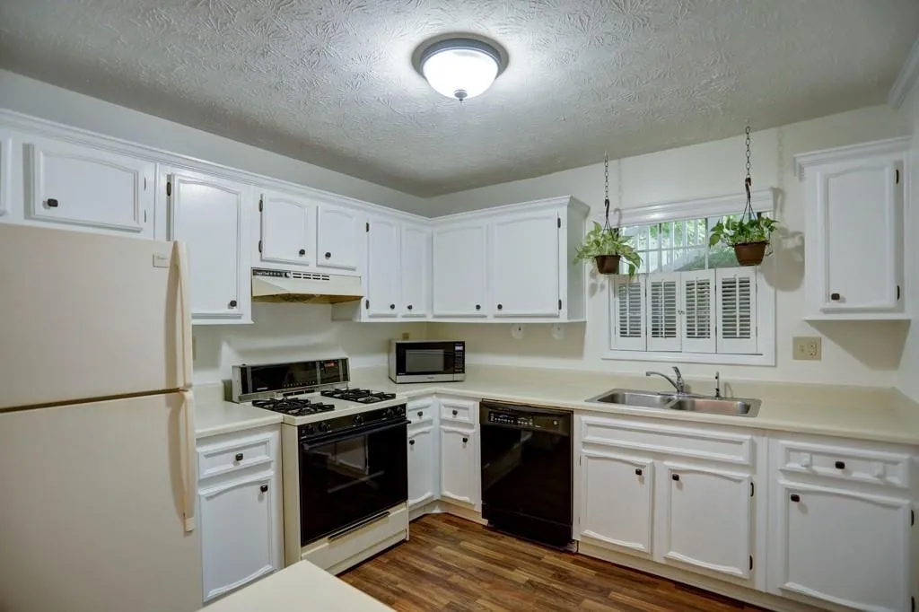 706 Vicksburg Place, Sandy Springs, Georgia 30350, 3 Bedrooms Bedrooms, ,2 BathroomsBathrooms,Residential,Sold,706 Vicksburg Place,6624709