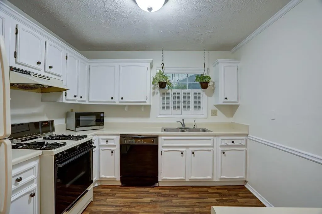 706 Vicksburg Place, Sandy Springs, Georgia 30350, 3 Bedrooms Bedrooms, ,2 BathroomsBathrooms,Residential,Sold,706 Vicksburg Place,6624709