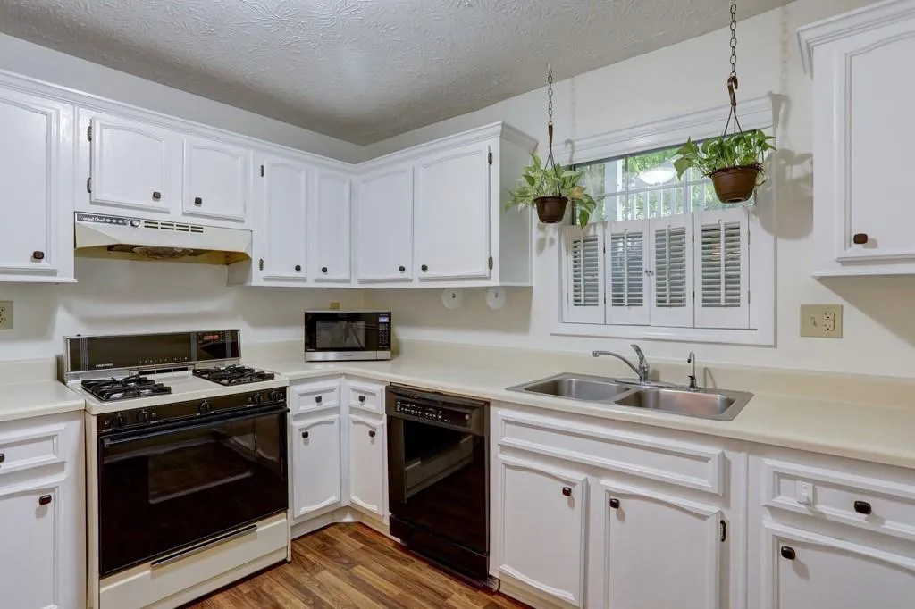 706 Vicksburg Place, Sandy Springs, Georgia 30350, 3 Bedrooms Bedrooms, ,2 BathroomsBathrooms,Residential,Sold,706 Vicksburg Place,6624709