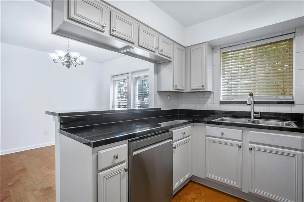 6940 Roswell Road Unit 10e, Sandy Springs, Georgia 30328, 2 Bedrooms Bedrooms, ,1 BathroomBathrooms,Residential,Sold,6940 Roswell Road Unit 10e,6968360