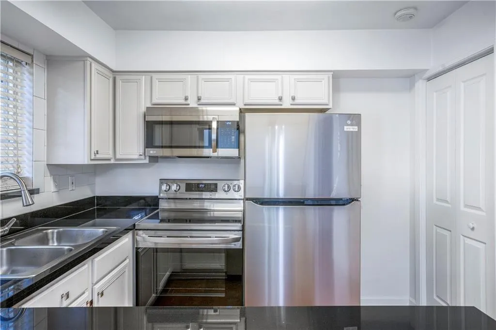 6940 Roswell Road Unit 10e, Sandy Springs, Georgia 30328, 2 Bedrooms Bedrooms, ,1 BathroomBathrooms,Residential,Sold,6940 Roswell Road Unit 10e,6968360