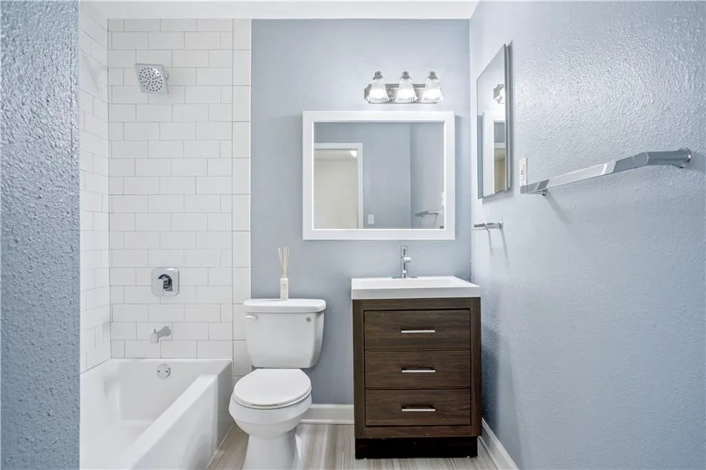 6940 Roswell Road Unit 10e, Sandy Springs, Georgia 30328, 2 Bedrooms Bedrooms, ,1 BathroomBathrooms,Residential,Sold,6940 Roswell Road Unit 10e,6968360