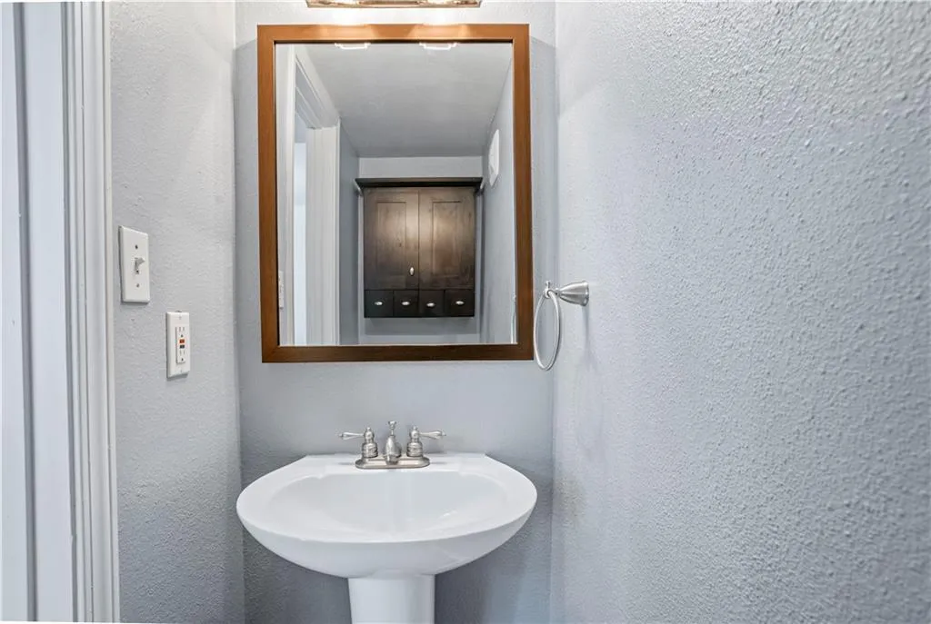 6940 Roswell Road Unit 10e, Sandy Springs, Georgia 30328, 2 Bedrooms Bedrooms, ,1 BathroomBathrooms,Residential,Sold,6940 Roswell Road Unit 10e,6968360