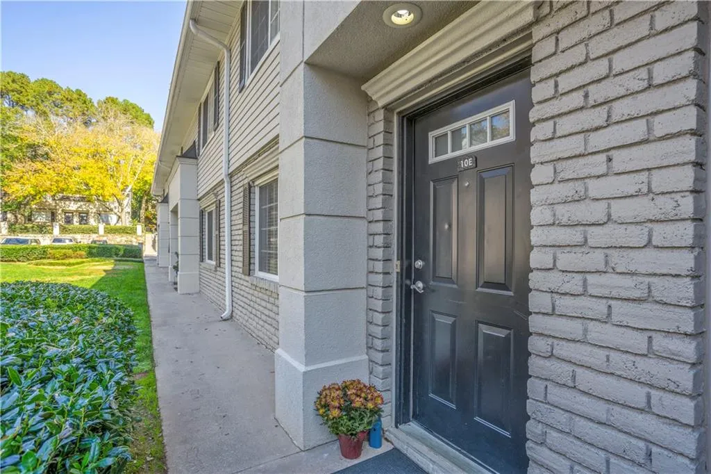 6940 Roswell Road Unit 10e, Sandy Springs, Georgia 30328, 2 Bedrooms Bedrooms, ,1 BathroomBathrooms,Residential,Sold,6940 Roswell Road Unit 10e,6968360