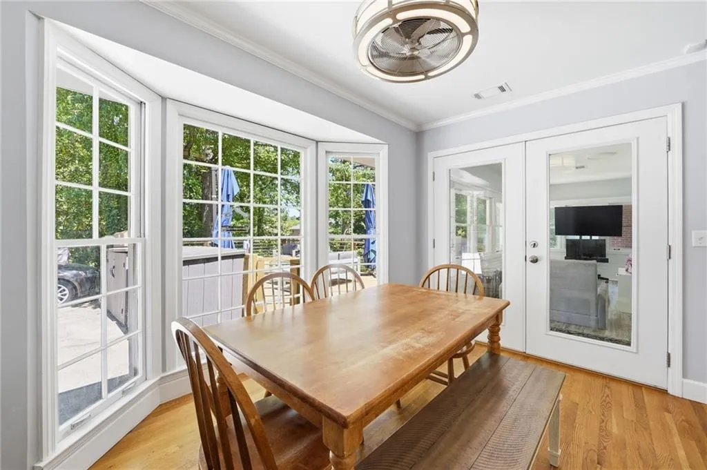 Eat-In Kitchen