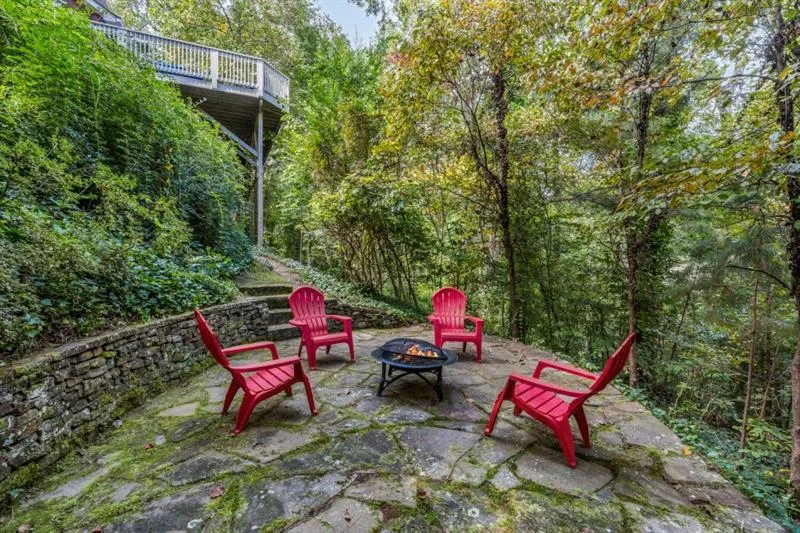 715 Tanglewood Trail, Sandy Springs, Georgia 30327, 5 Bedrooms Bedrooms, ,4 BathroomsBathrooms,Residential,Sold,715 Tanglewood Trail,6852087