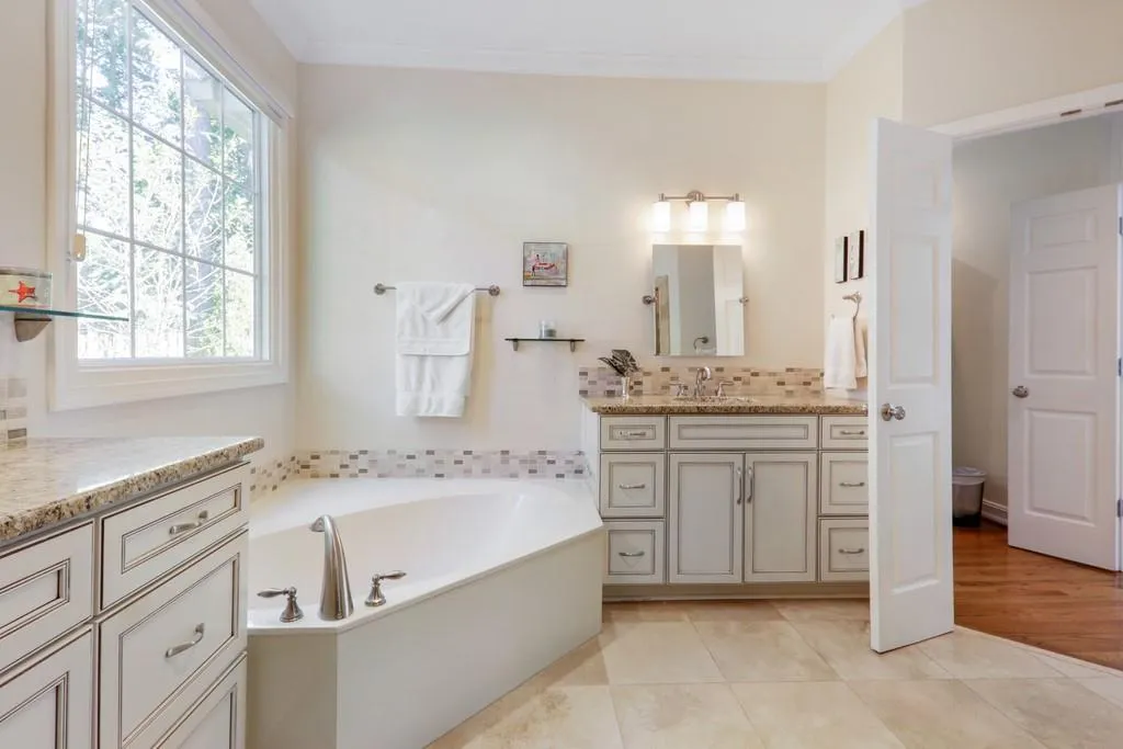 360 Fountain Oaks Lane, Sandy Springs, Georgia 30342, 3 Bedrooms Bedrooms, ,2 BathroomsBathrooms,Residential,Sold,360 Fountain Oaks Lane,6785154
