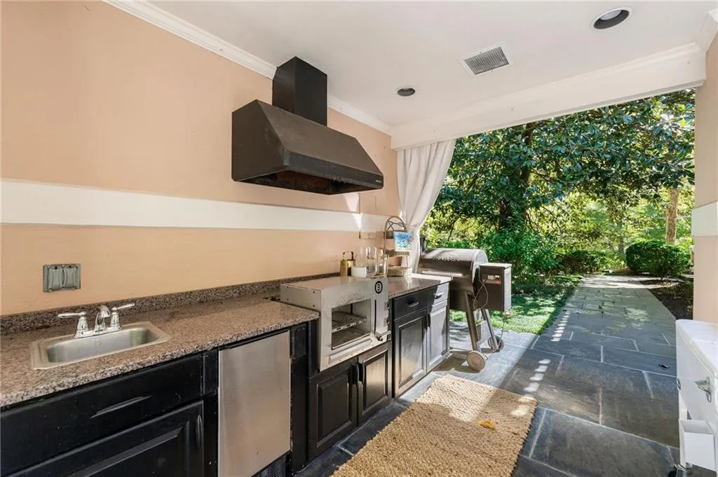 outdoor kitchen
