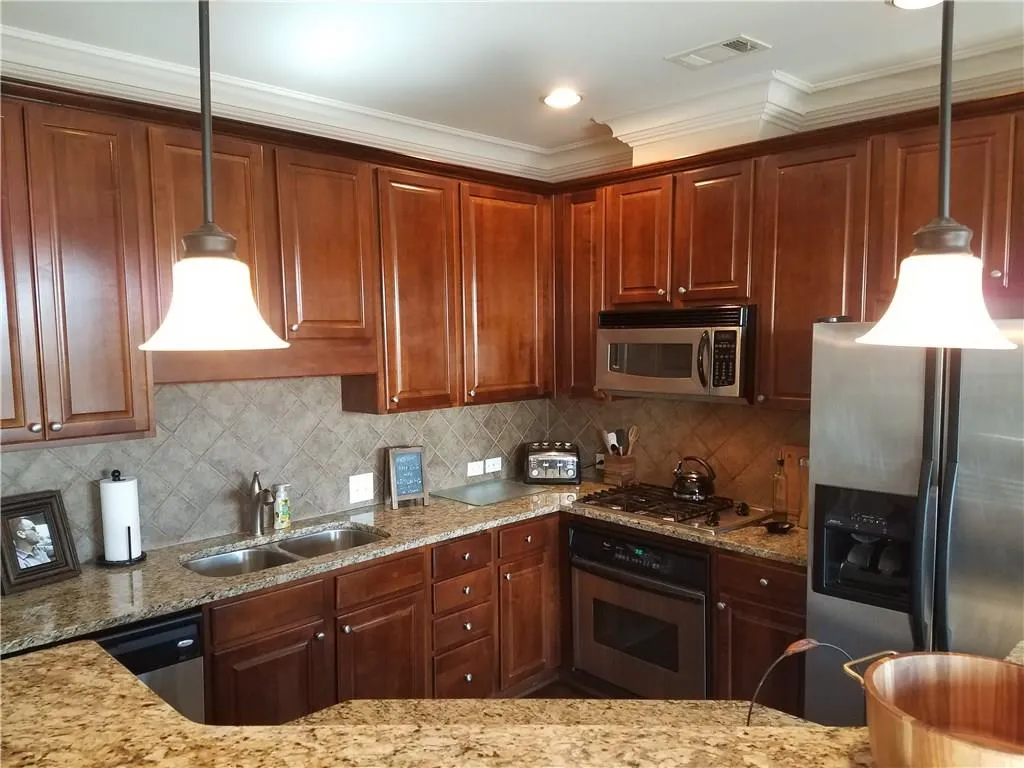 305 Le Gran Bend, Sandy Springs, Georgia 30328, 3 Bedrooms Bedrooms, ,2 BathroomsBathrooms,Residential,Sold,305 Le Gran Bend,5813084