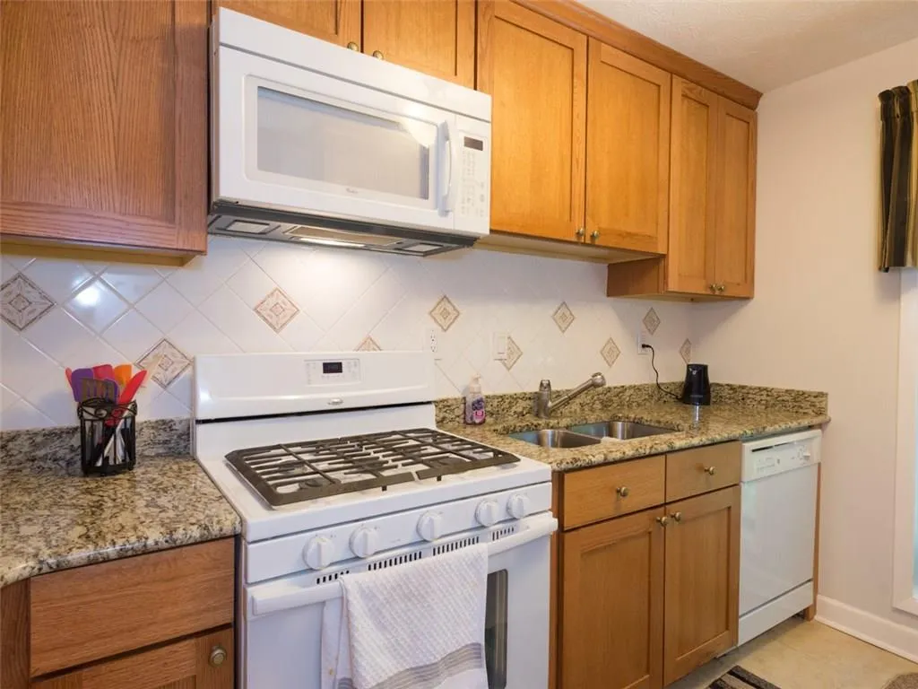 904 Woodcliff Drive Unit 904, Sandy Springs, Georgia 30350, 2 Bedrooms Bedrooms, ,2 BathroomsBathrooms,Residential,Sold,904 Woodcliff Drive Unit 904,5702992