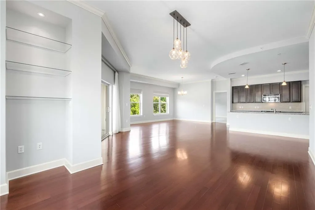 On the dining and living room sides, there are glass shelves to display and highlight all your treasures.