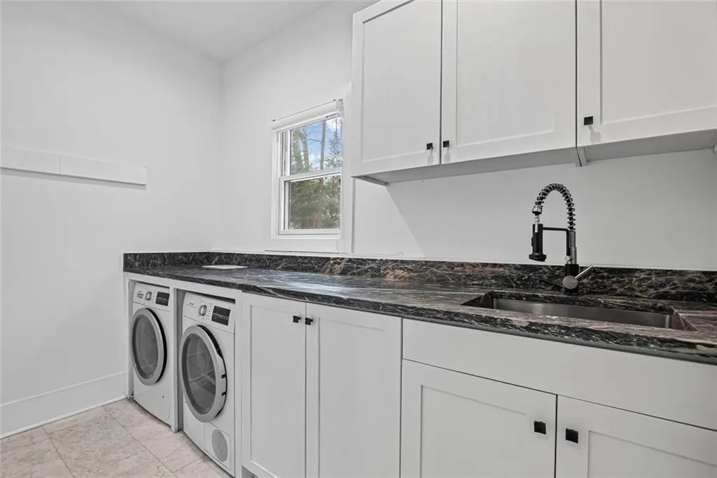 Laundryroom on main.