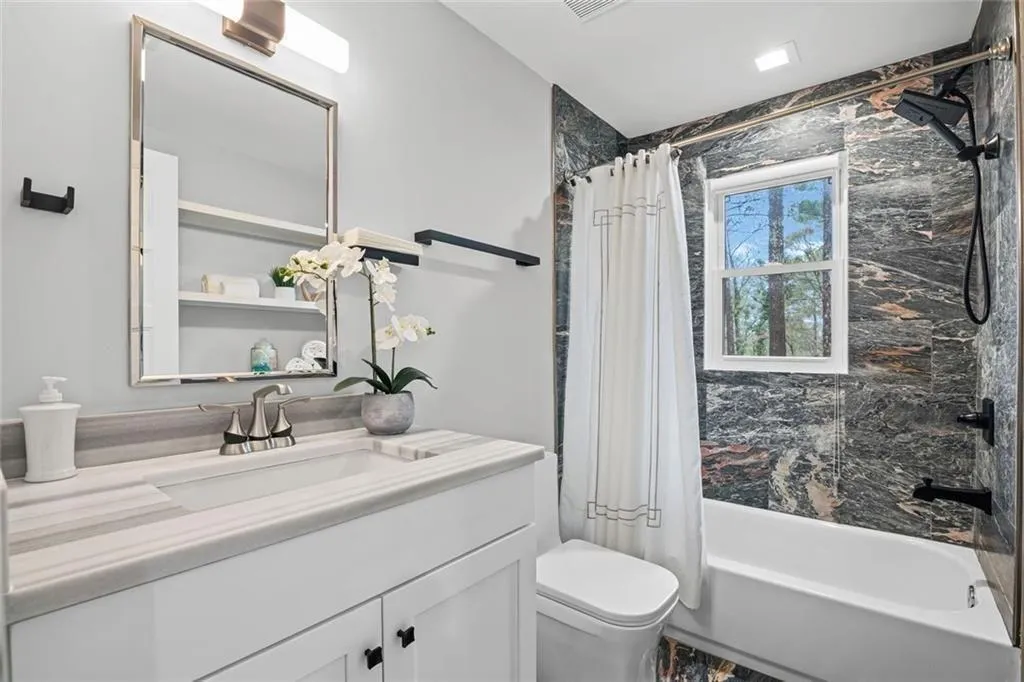 Upper level full bathroom.