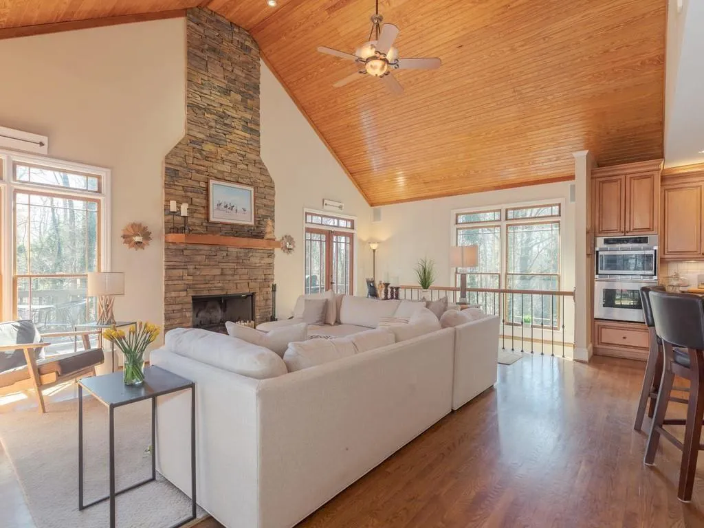 9985 Huntcliff Trace, Sandy Springs, Georgia 30350, 5 Bedrooms Bedrooms, ,4 BathroomsBathrooms,Residential,Sold,9985 Huntcliff Trace,6555078