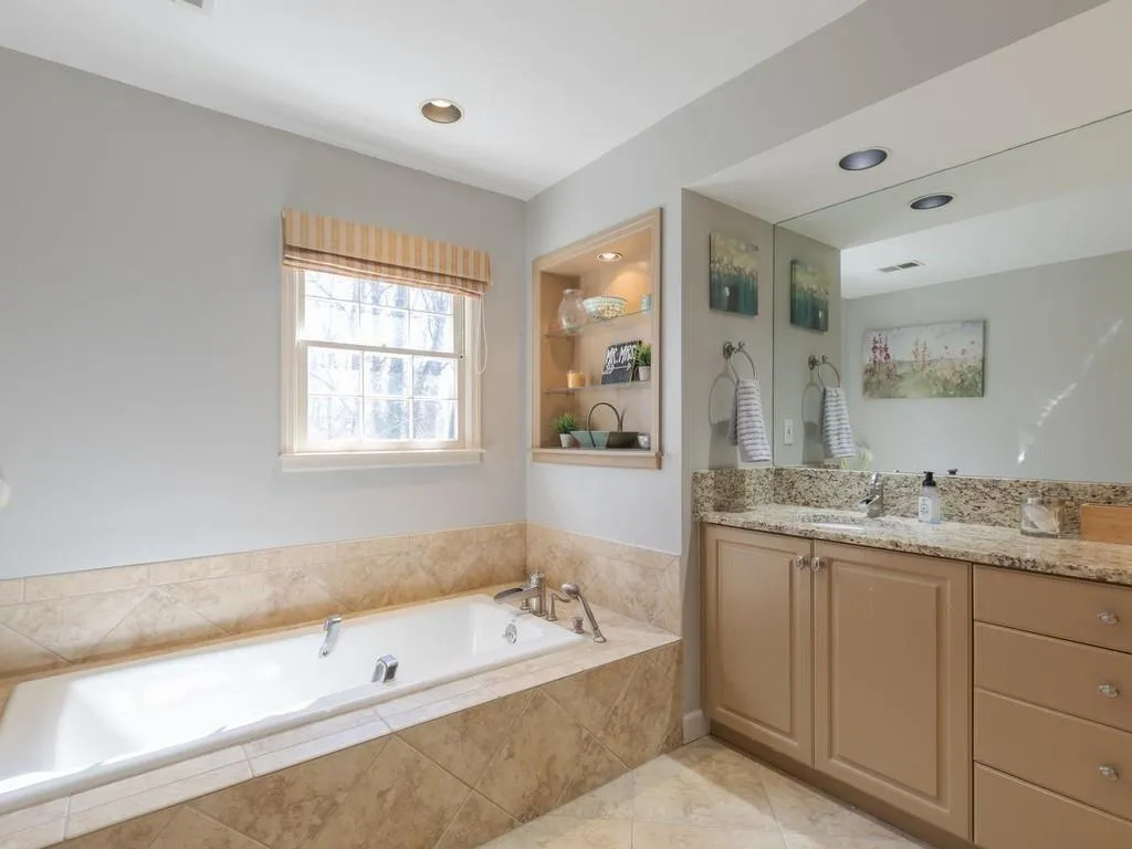 9985 Huntcliff Trace, Sandy Springs, Georgia 30350, 5 Bedrooms Bedrooms, ,4 BathroomsBathrooms,Residential,Sold,9985 Huntcliff Trace,6555078
