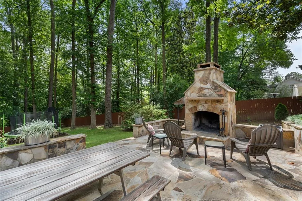 4105 Peachtree Dunwoody Road Ne, Atlanta, Georgia 30342, 3 Bedrooms Bedrooms, ,3 BathroomsBathrooms,Residential,For Sale,4105 Peachtree Dunwoody Road Ne,7576670