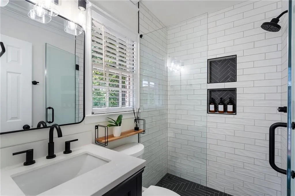 4105 Peachtree Dunwoody Road Ne, Atlanta, Georgia 30342, 3 Bedrooms Bedrooms, ,3 BathroomsBathrooms,Residential,For Sale,4105 Peachtree Dunwoody Road Ne,7576670