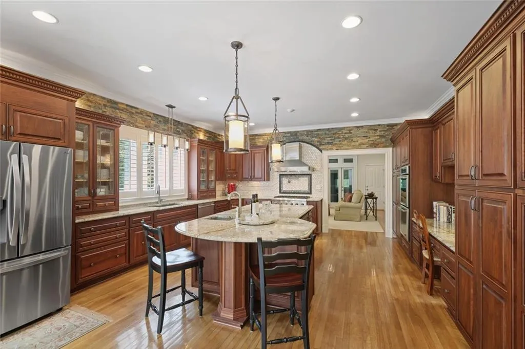 Kitchen breakfast bar
