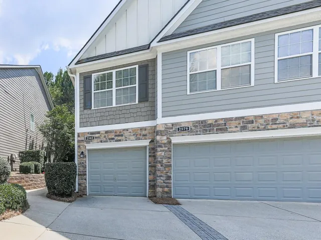 Corner unit, single car garage, entrance on the side