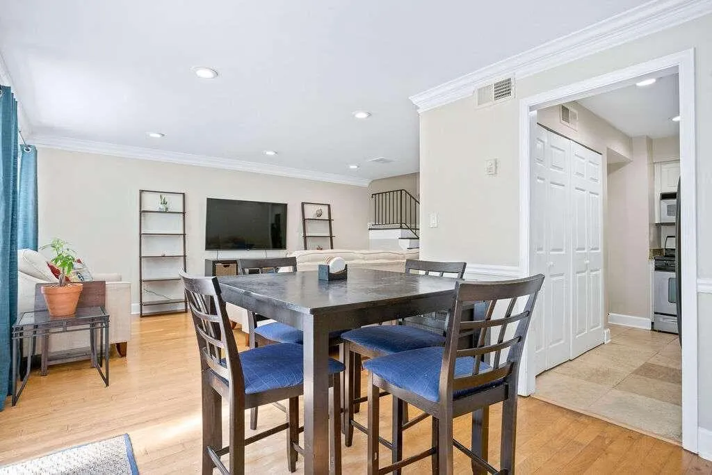 6980 Ne Roswell Road Ne, Sandy Springs, Georgia 30328, 2 Bedrooms Bedrooms, ,1 BathroomBathrooms,Residential,Sold,6980 Ne Roswell Road Ne,7142990
