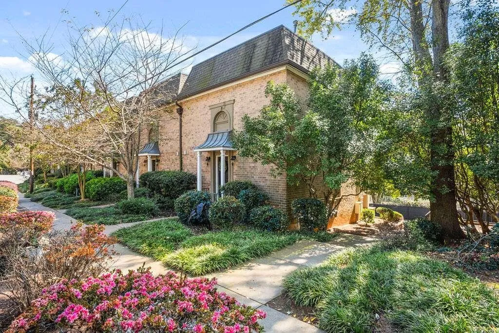 6980 Ne Roswell Road Ne, Sandy Springs, Georgia 30328, 2 Bedrooms Bedrooms, ,1 BathroomBathrooms,Residential,Sold,6980 Ne Roswell Road Ne,7142990