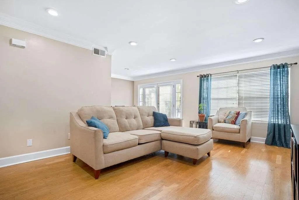 6980 Ne Roswell Road Ne, Sandy Springs, Georgia 30328, 2 Bedrooms Bedrooms, ,1 BathroomBathrooms,Residential,Sold,6980 Ne Roswell Road Ne,7142990